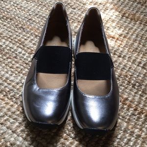 Vionic Cadee metallic pewter sneaker